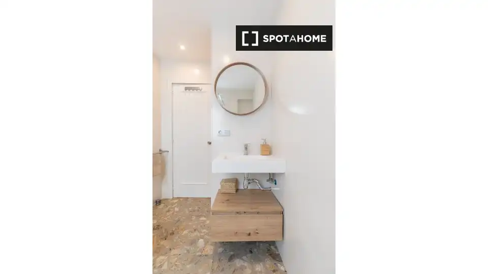 Bathroom of Flat for rent in Valencia  with Air Conditioner, Heating and Furnished