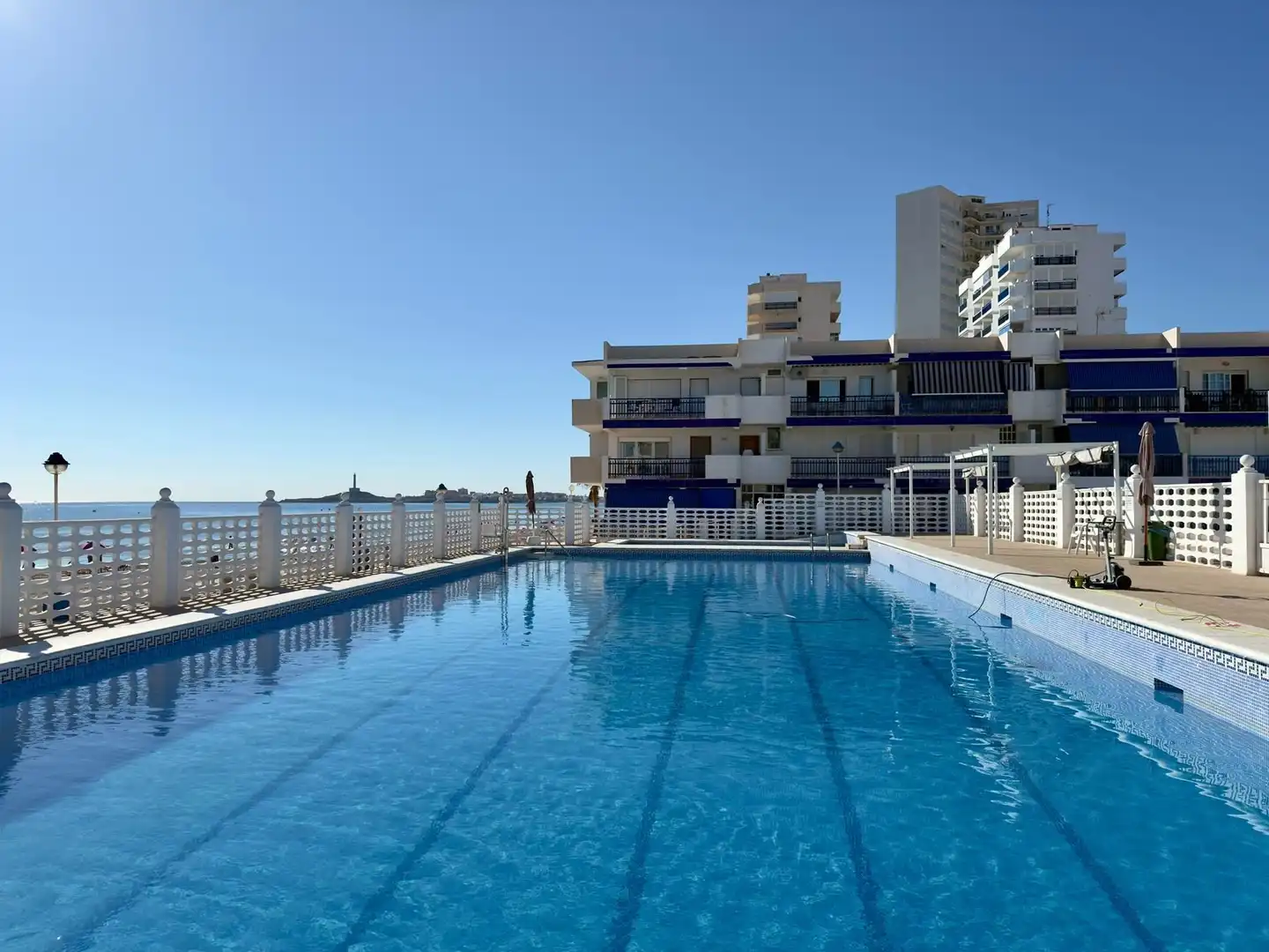 Piscina de Apartament en venda en La Manga del Mar Menor amb Aire condicionat, Calefacció i Terrassa