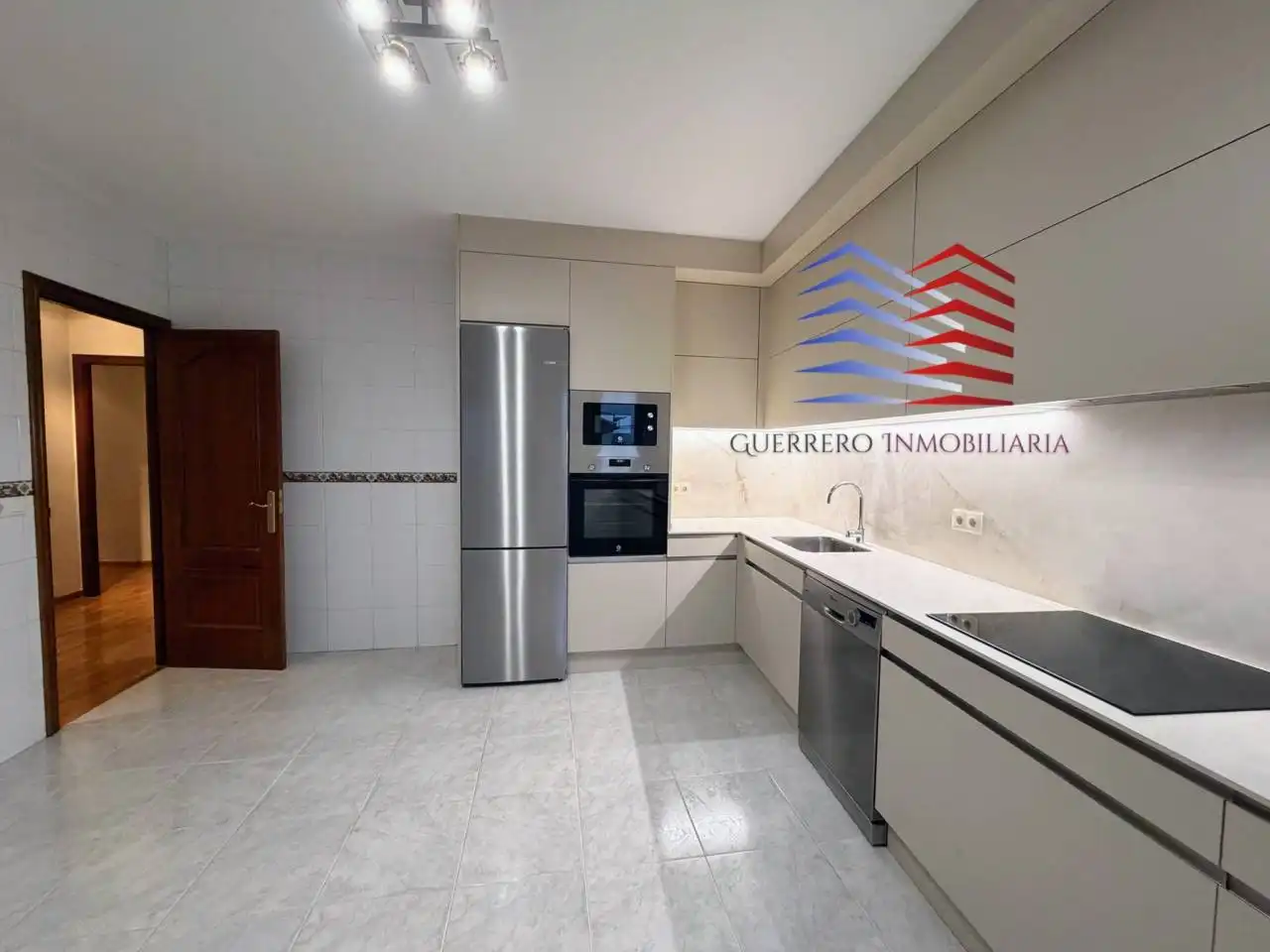 Cuina de Pis de lloguer en Ourense Capital  amb Calefacció i Parquet