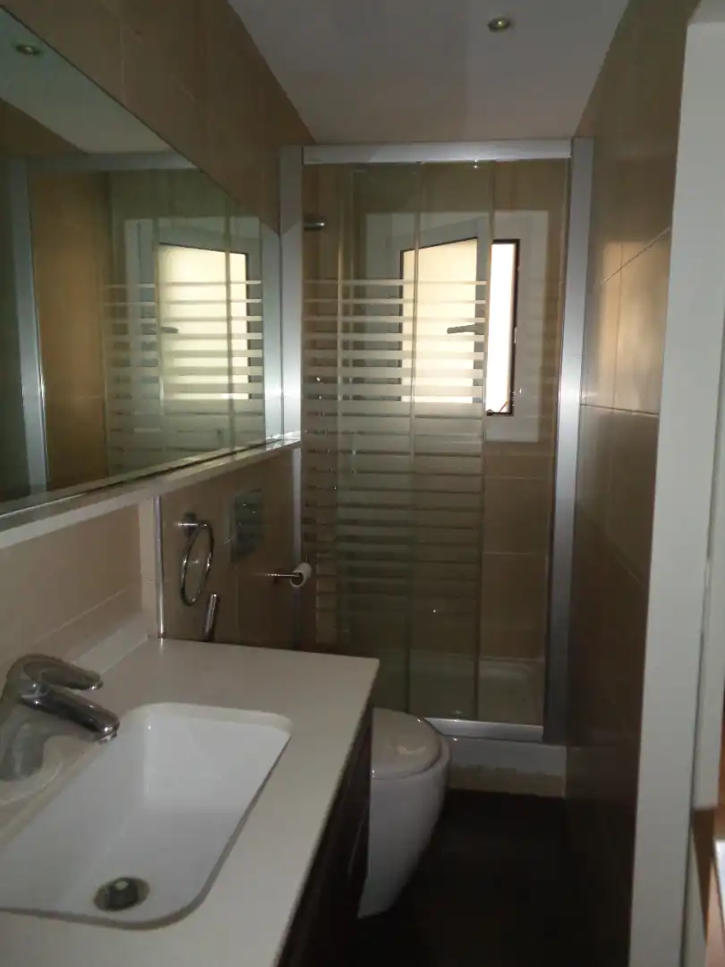 Baño de Piso de alquiler en Barcelona con Lavadora y Balcón