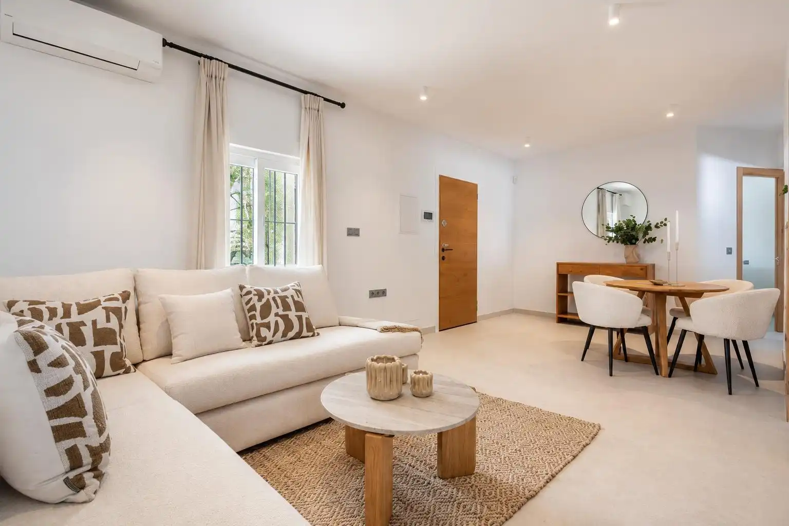 Sala d'estar de Casa o xalet en venda en Fuengirola amb Aire condicionat, Terrassa i Traster