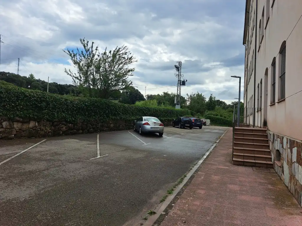 Parkplatz von Maisonette zum Verkauf in Berga mit Heizung, Parkett und Abstellraum