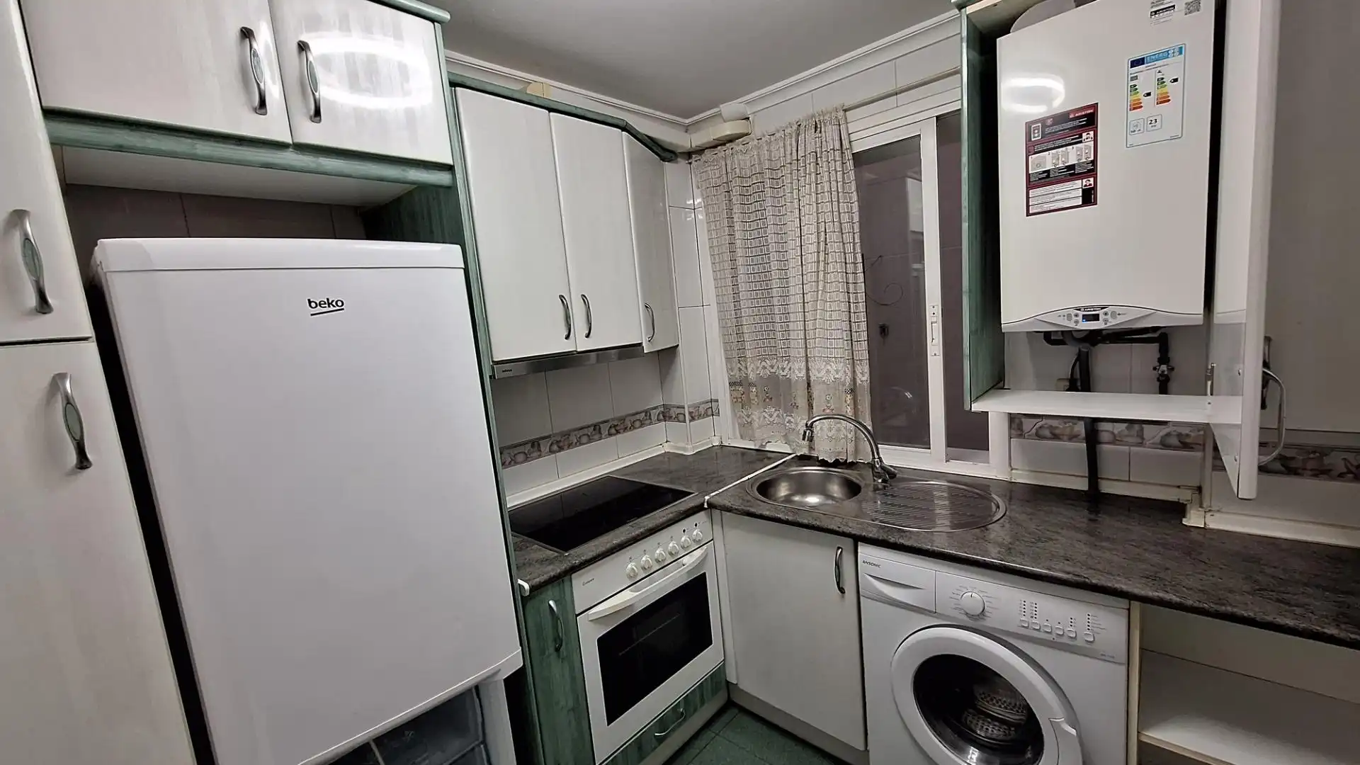 Cocina de Apartamento de alquiler en Burgos con Calefacción