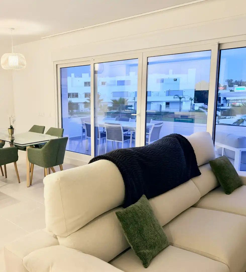 Sala de estar de Apartamento de alquiler en Estepona con Aire acondicionado, Terraza y Piscina