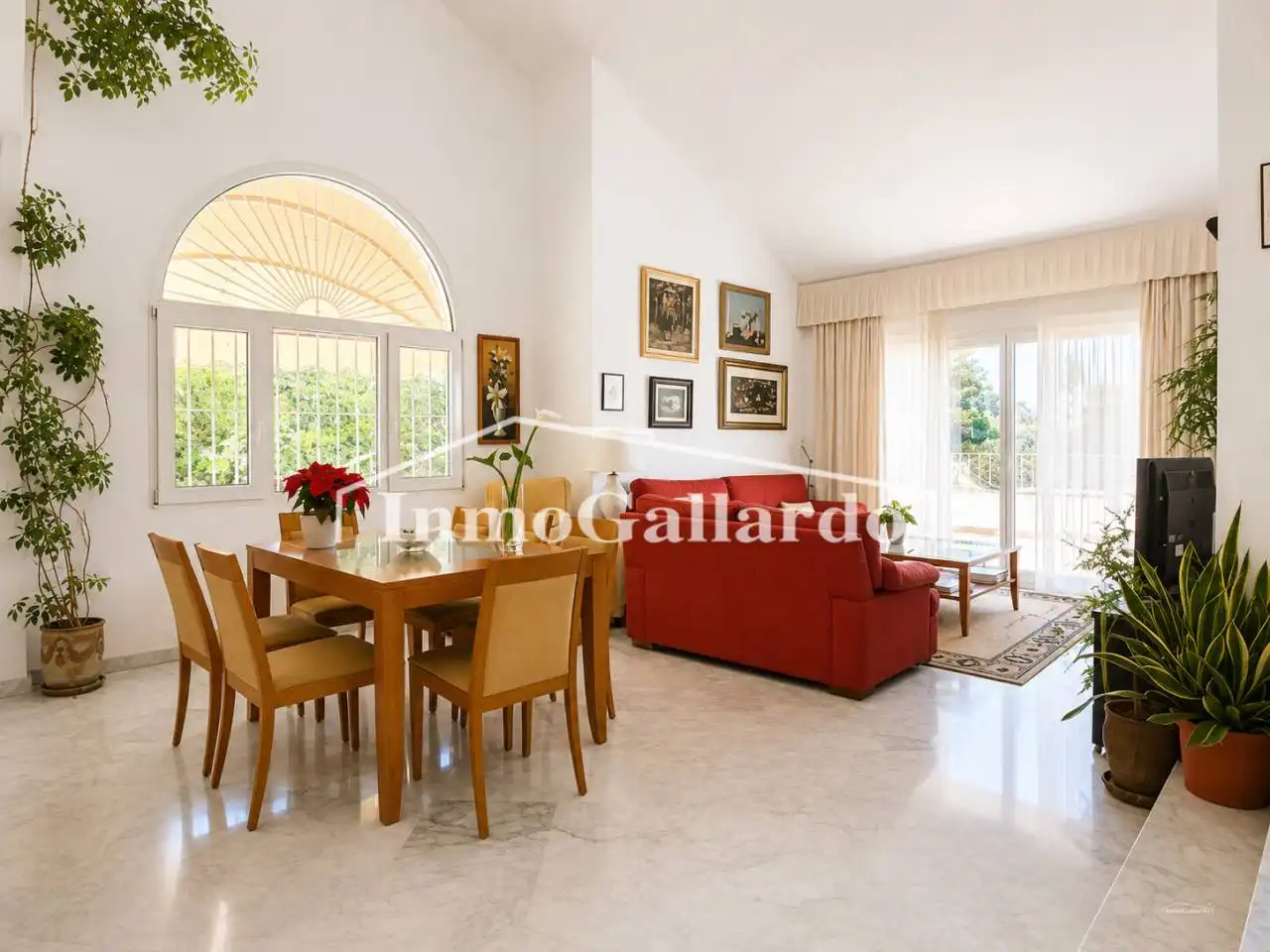 Sala d'estar de Casa adosada en venda en Málaga amb Aire condicionat, Jardí privat i Terrassa