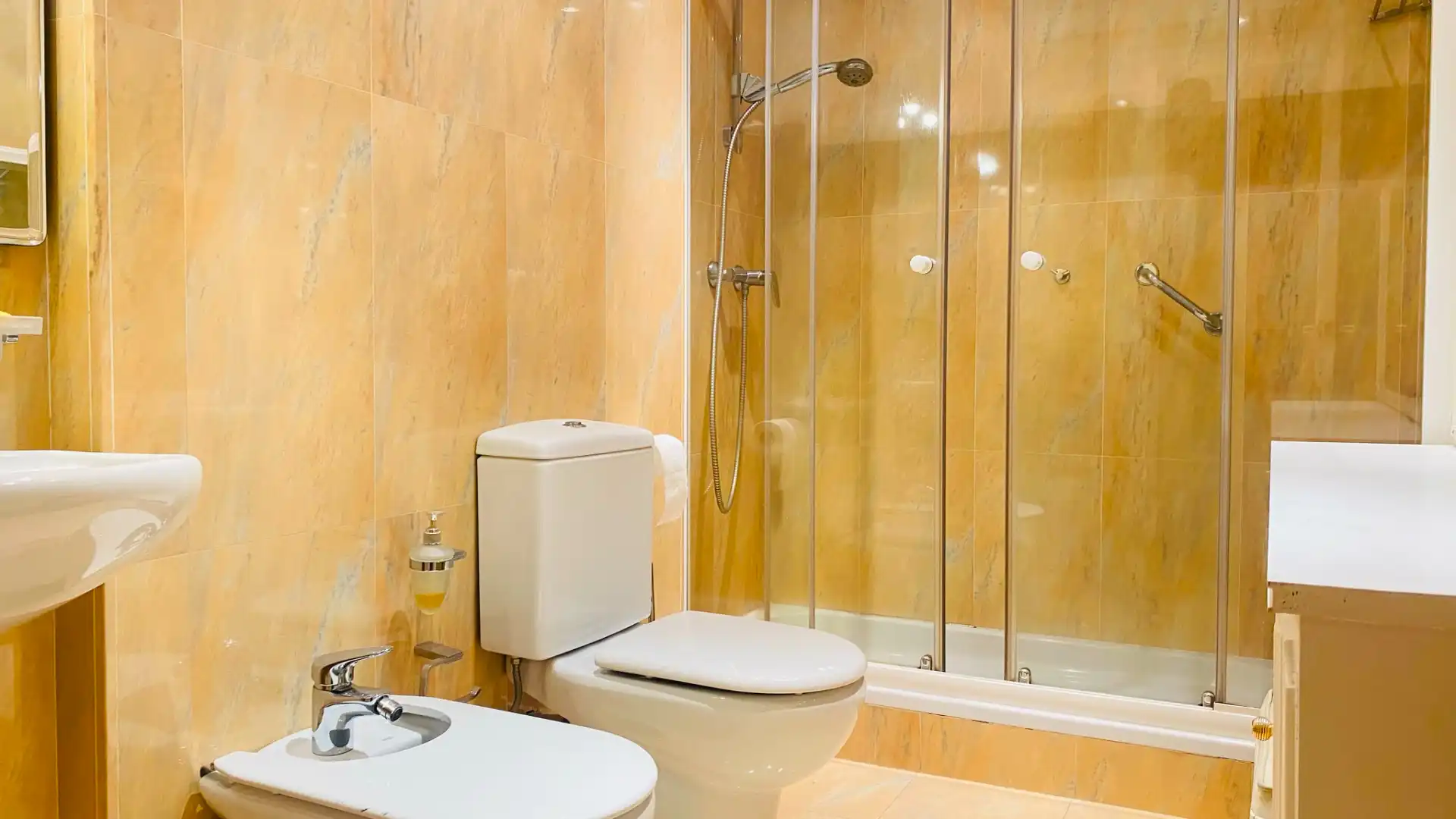 Baño de Piso en venta en Madrid con Aire acondicionado, Calefacción y Jardín privado