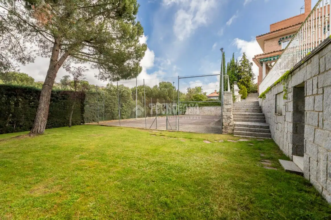 Jardí de Casa o xalet en venda en Torrelodones amb Calefacció, Jardí privat i Piscina