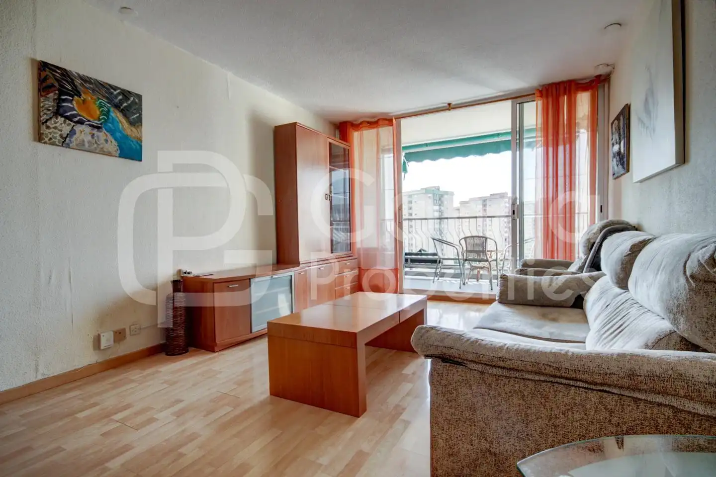 Living room of Flat for sale in L'Hospitalet de Llobregat  with Parquet flooring and Balcony