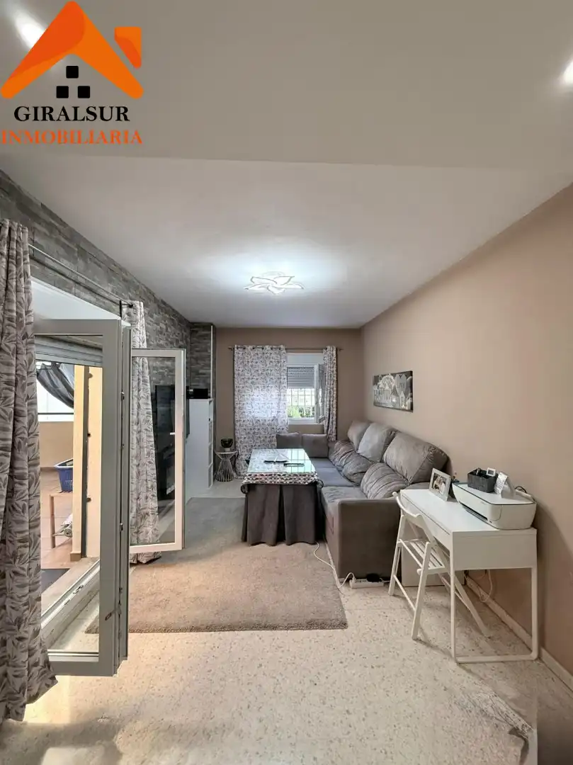 Living room of Flat for sale in Sevilla  with Air Conditioner, Terrace and Storage room