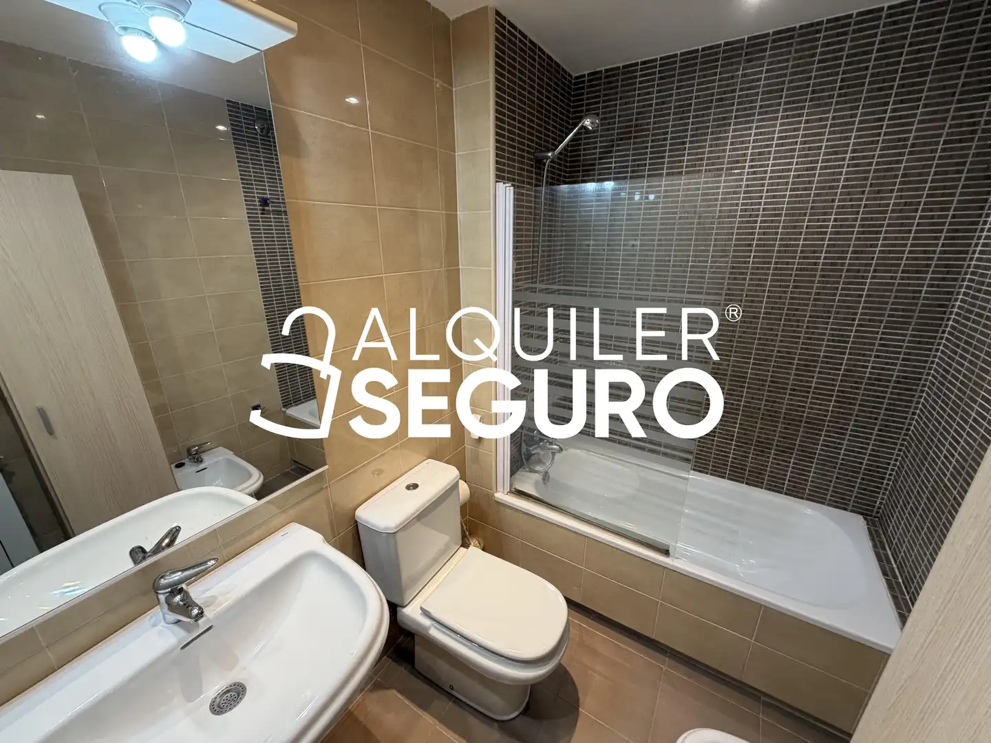 Bany de Pis de lloguer en Madrid amb Aire condicionat, Calefacció i Piscina