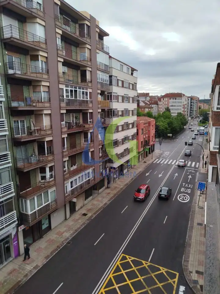 Vista exterior de Pis en venda en León Capital  amb Calefacció, Parquet i Terrassa