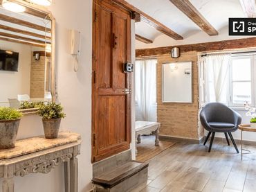 Flat with balcony to rent in L'Eixample