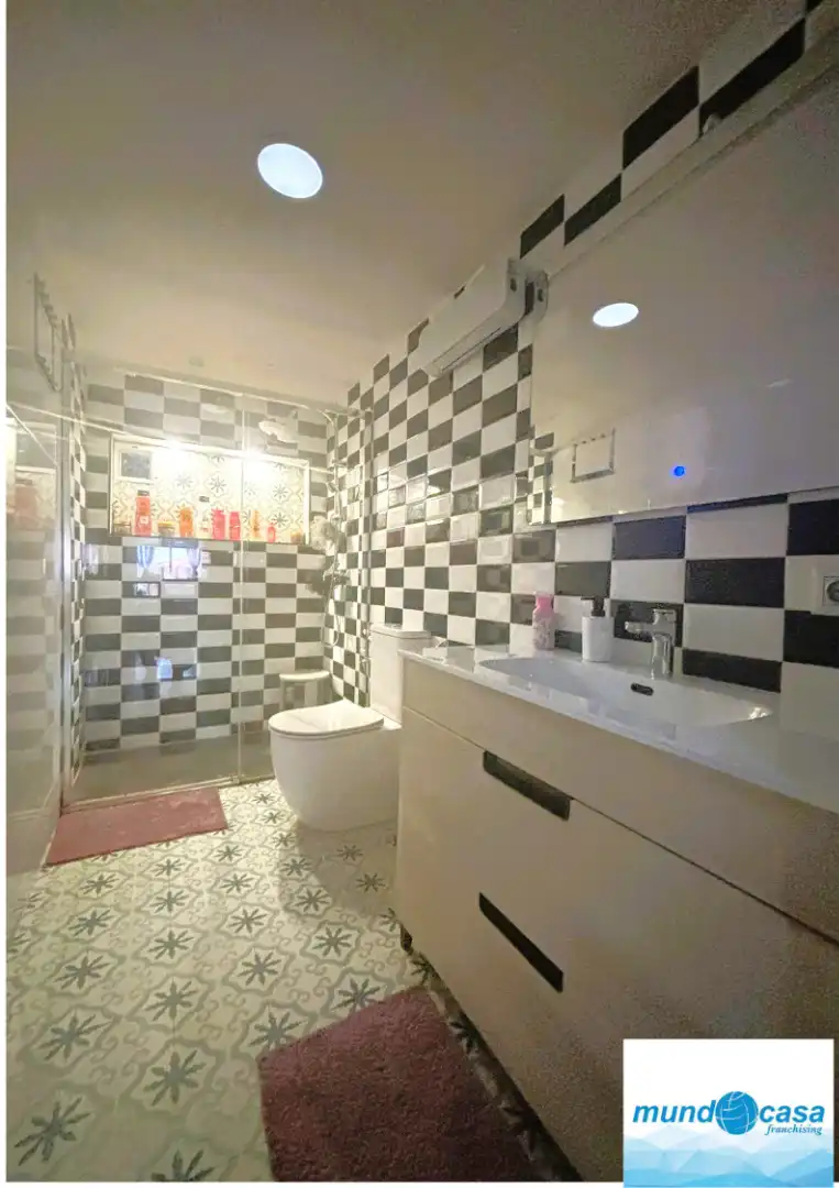 Badezimmer von Wohnung zum Verkauf in Pina de Ebro mit Parkett, Ofen und Waschmaschine