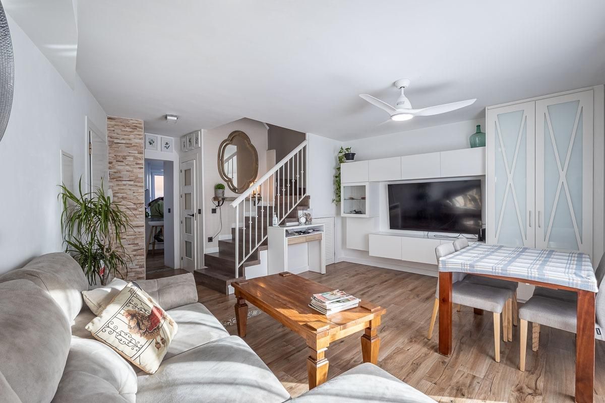 Living room of Duplex for sale in Churriana de la Vega  with Heating and Terrace