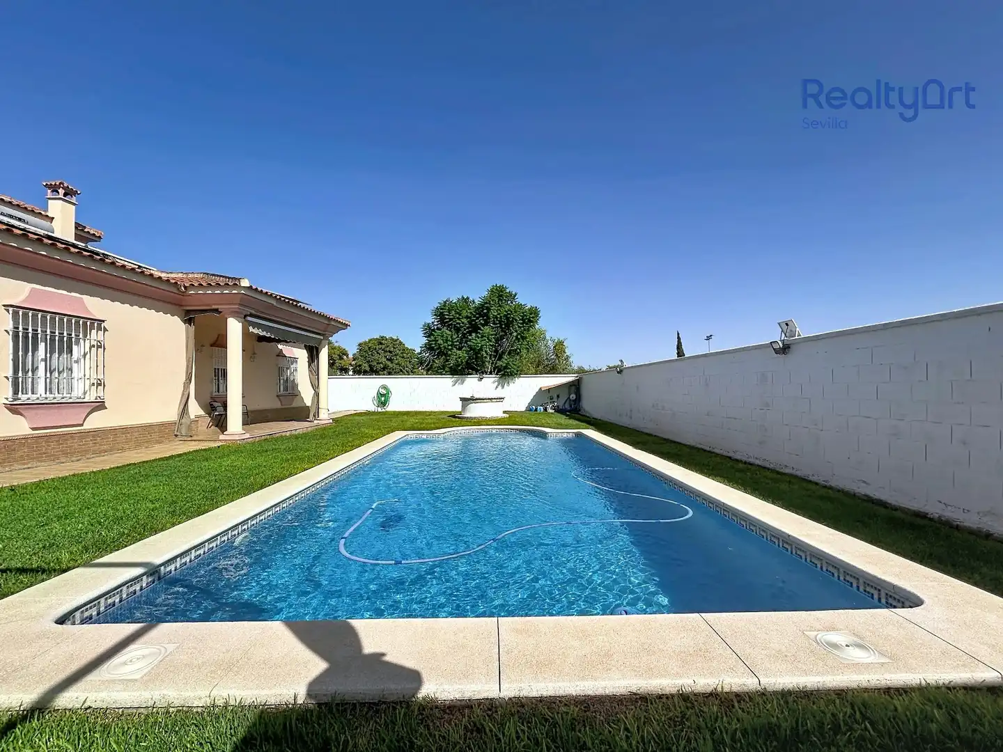 Swimming pool of Houses for sale in Tomares  with Air Conditioner, Heating and Private garden