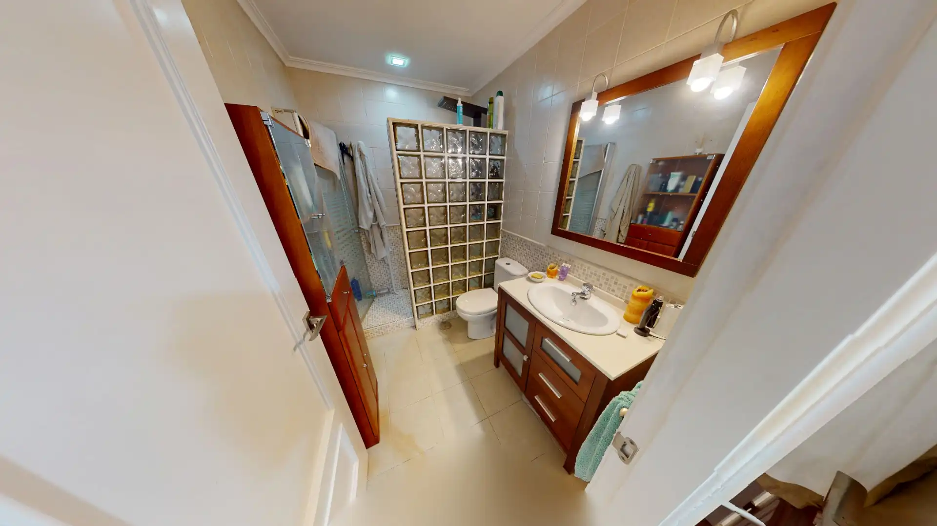Badezimmer von Wohnung zum Verkauf in Alicante / Alacant mit Klimaanlage, Heizung und Parkett