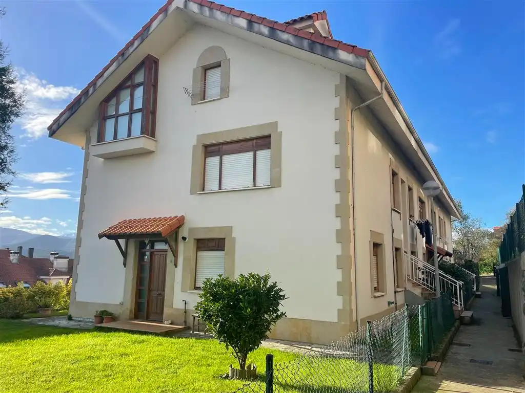Vista exterior de Dúplex en venda en San Vicente de la Barquera, Cantabria