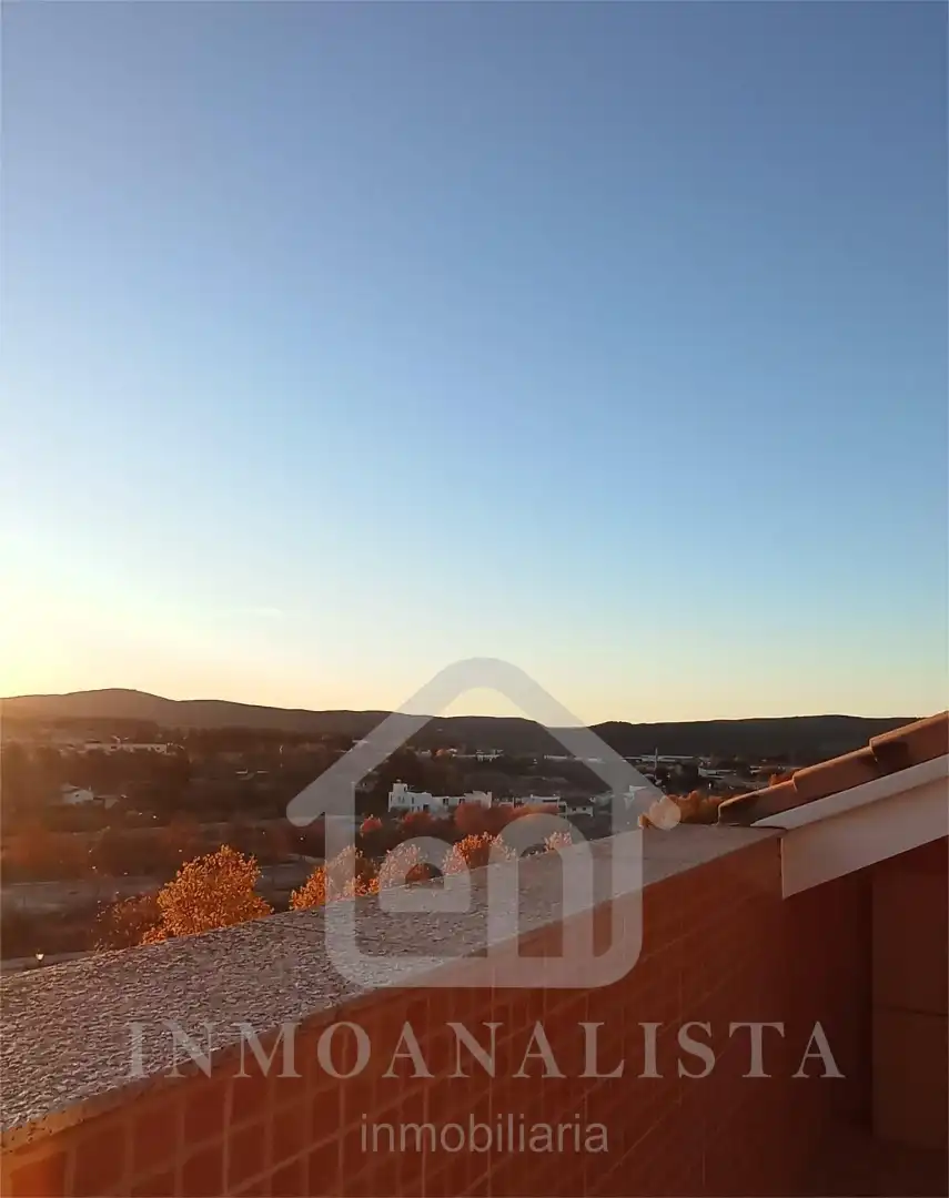 Vista exterior de Àtic en venda en Requena amb Terrassa