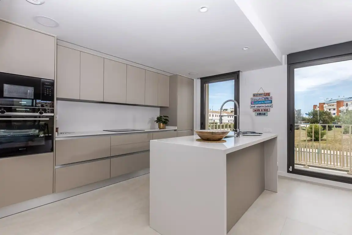 Cocina de Apartamento de alquiler en Dénia con Aire acondicionado, Jardín privado y Terraza