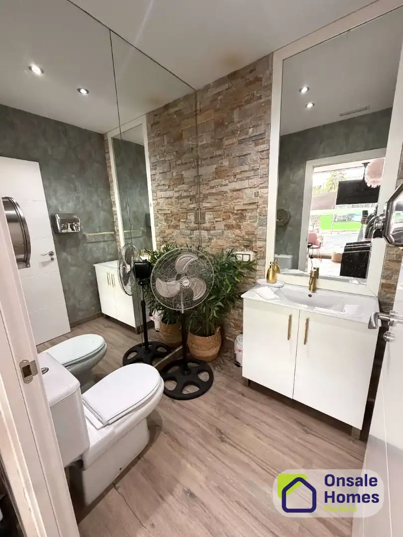 Bathroom of Commercial properties for transfer in Marbella  with Air Conditioner and Alarm