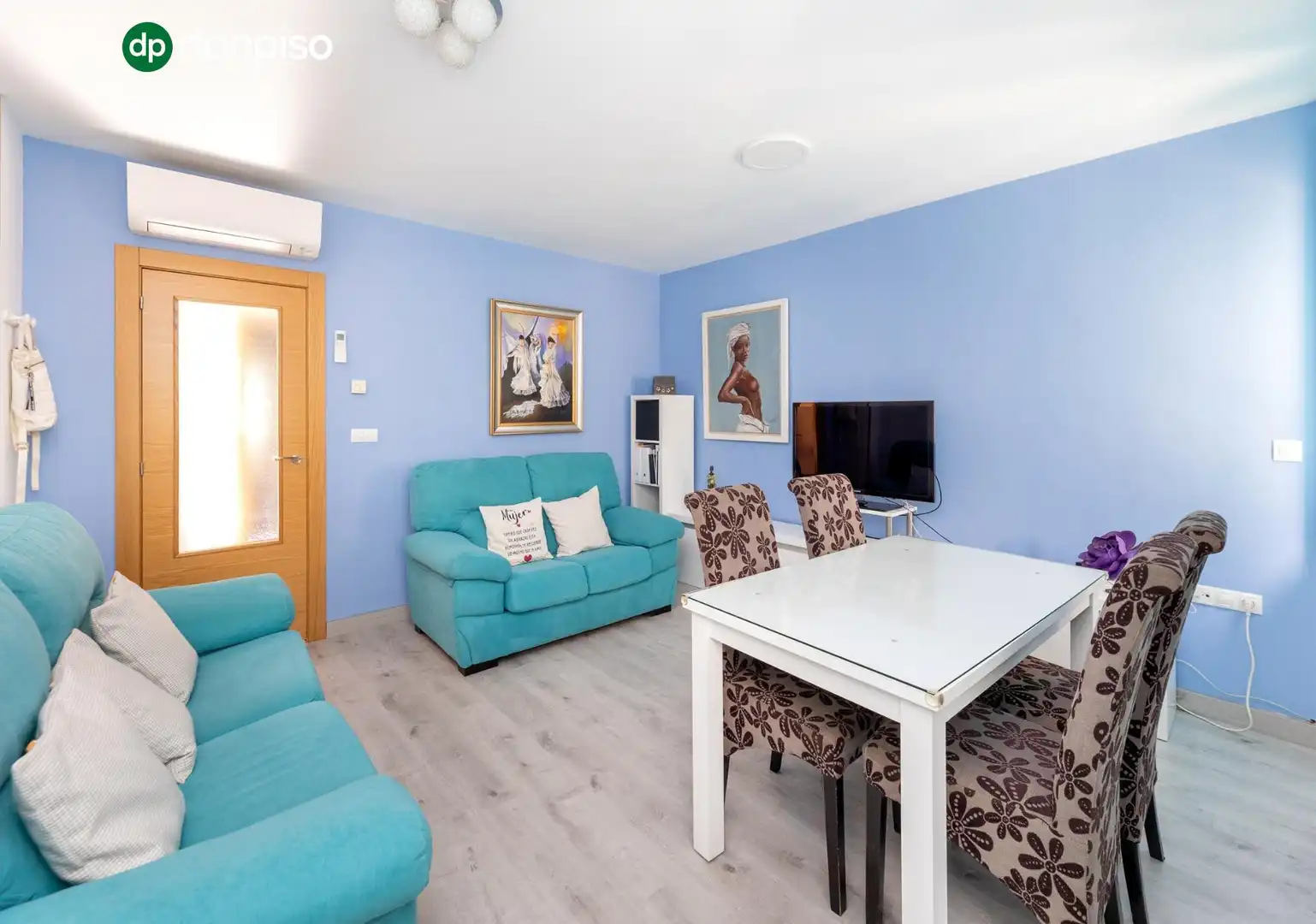 Living room of Flat for sale in Granada  with Air Conditioner, Heating and Storage room
