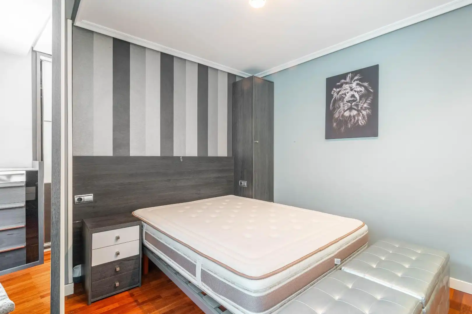 Dormitori de Pis en venda en Oviedo  amb Parquet, Moblat i Jacuzzi