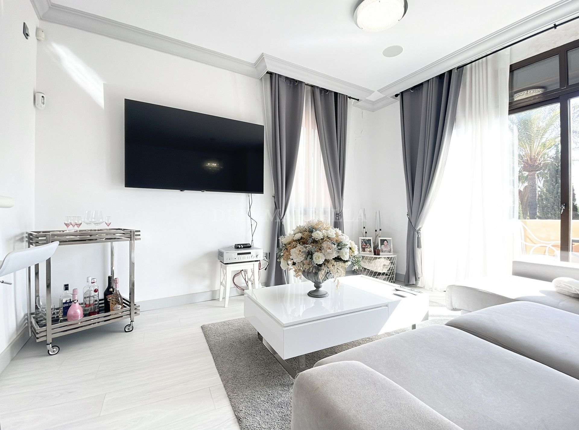 Sala d'estar de Àtic en venda en Estepona amb Aire condicionat, Terrassa i Piscina