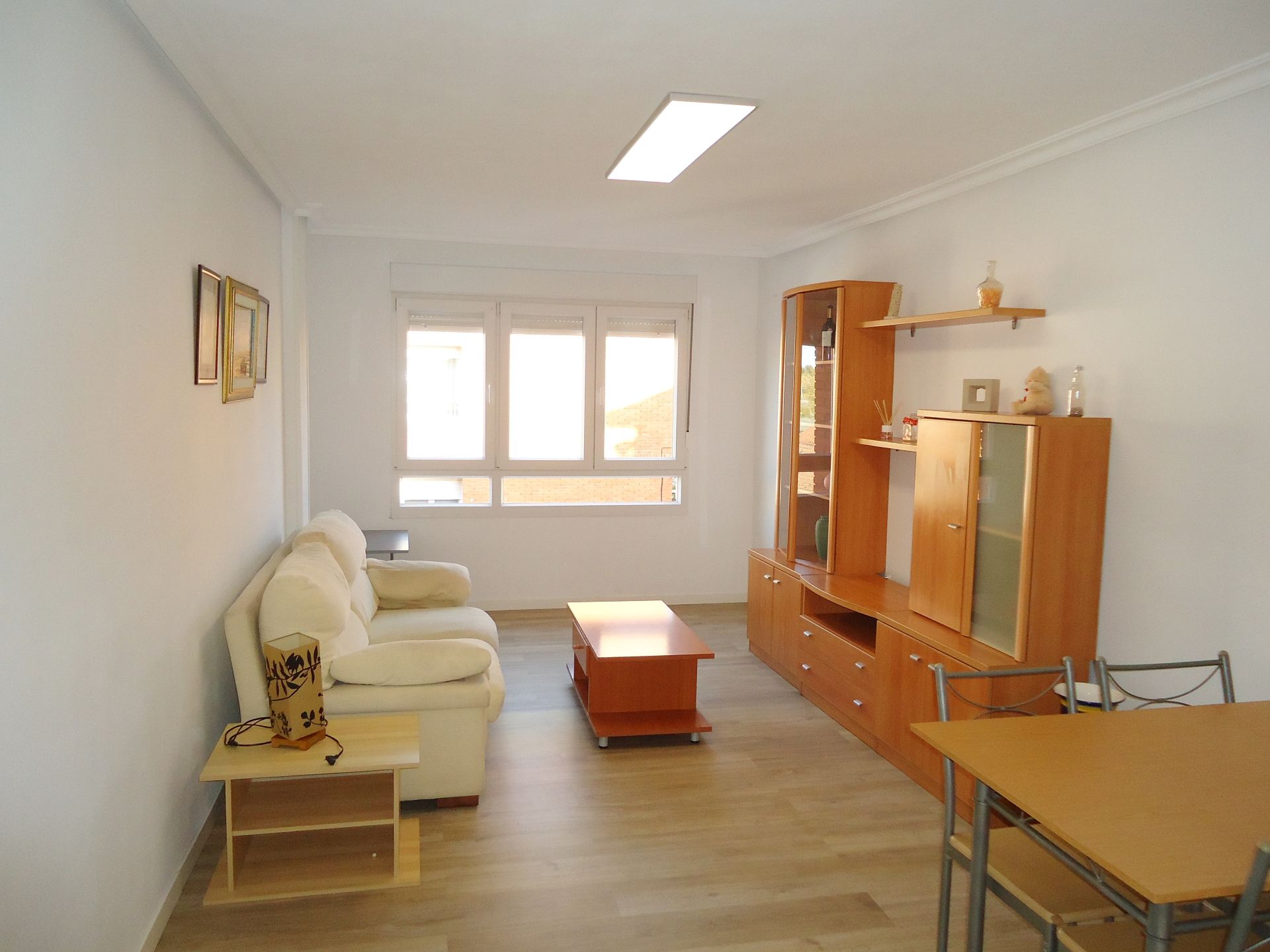 Sala d'estar de Pis de lloguer en Siero amb Calefacció, Parquet i Moblat