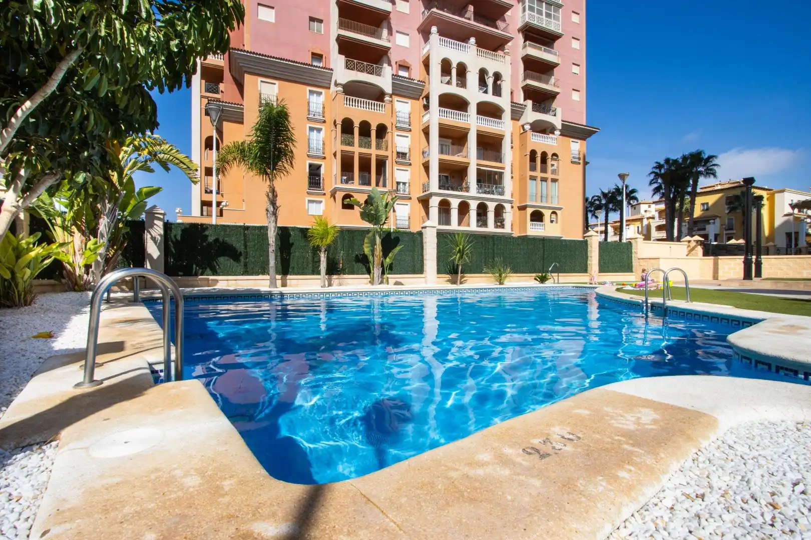 Piscina de Apartament en venda en Torrevieja amb Jardí privat, Terrassa i Balcó