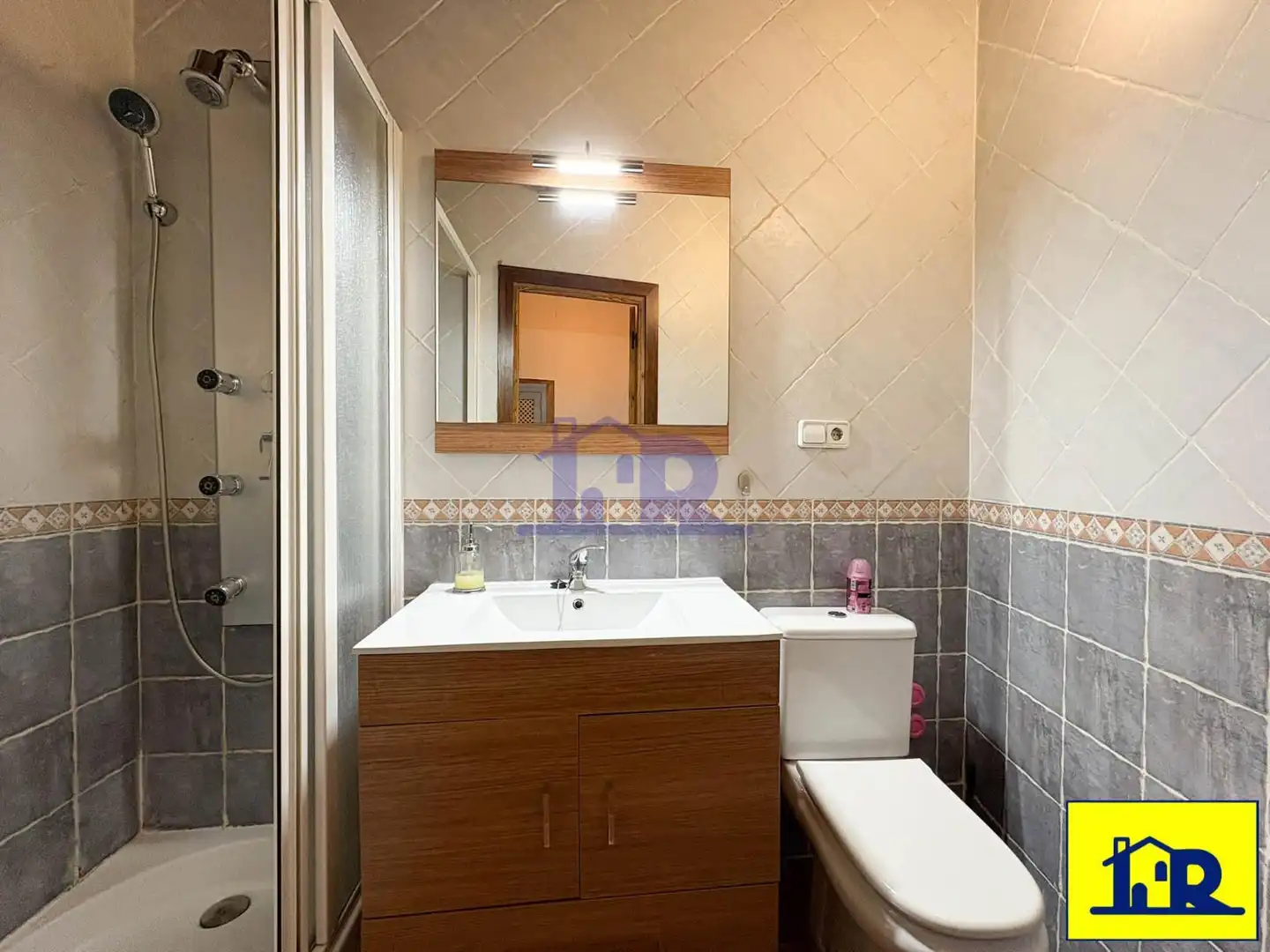 Baño de Piso de alquiler en Cuenca con Calefacción, Terraza y Amueblado