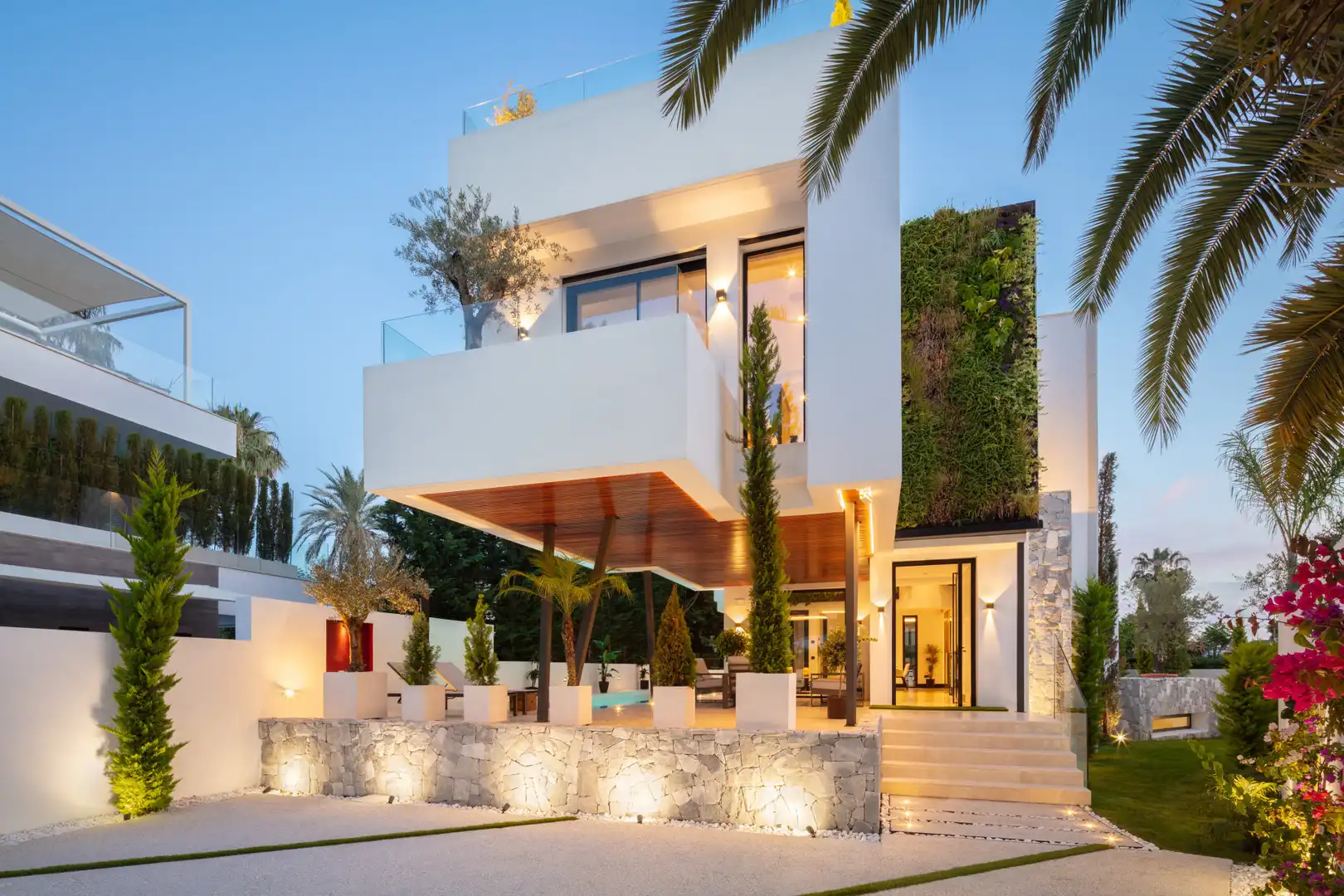 Vista exterior de Casa o xalet en venda en Marbella amb Aire condicionat, Jardí privat i Terrassa