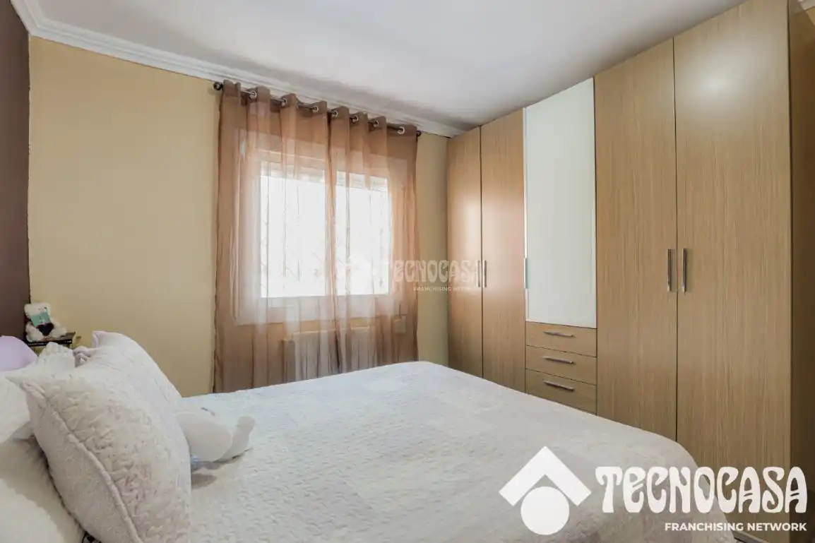 Bedroom of Flat for sale in Santa Coloma de Gramenet  with Air Conditioner, Heating and Balcony
