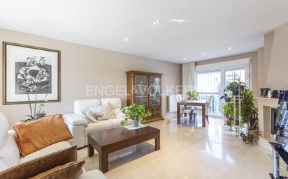 Living room of Single-family semi-detached for sale in  Madrid Capital  with Air Conditioner, Terrace and Swimming Pool