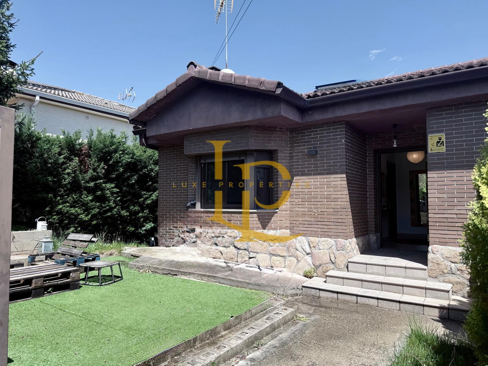 Vista exterior de Casa o xalet en venda en El Casar amb Calefacció, Jardí privat i Terrassa
