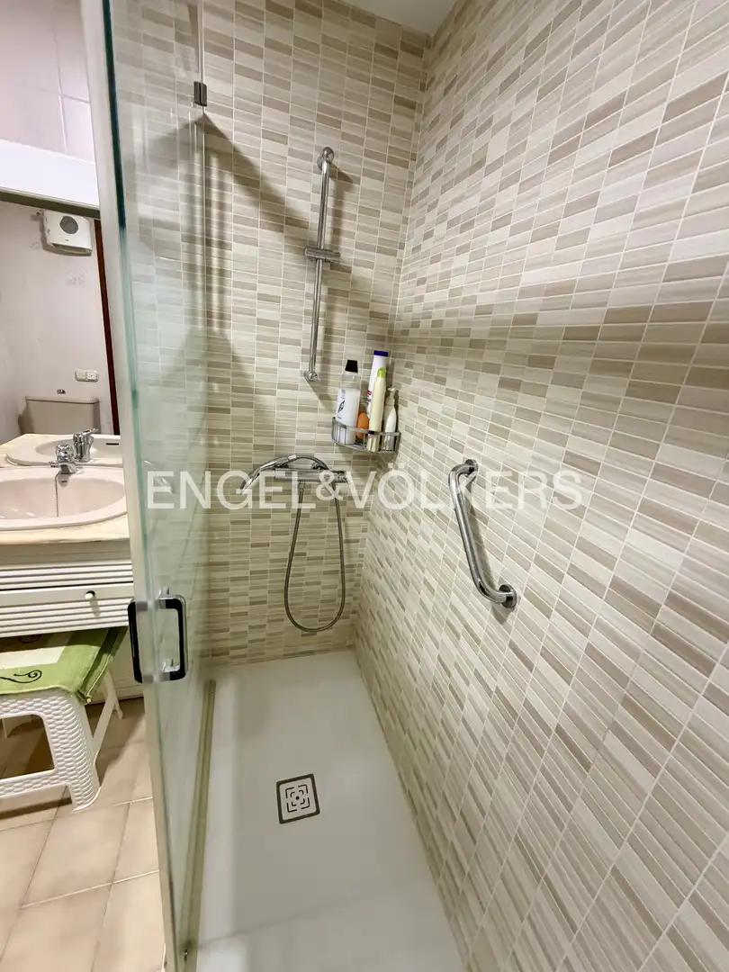 Bathroom of Flat for rent in Valencia  with Air Conditioner, Heating and Balcony