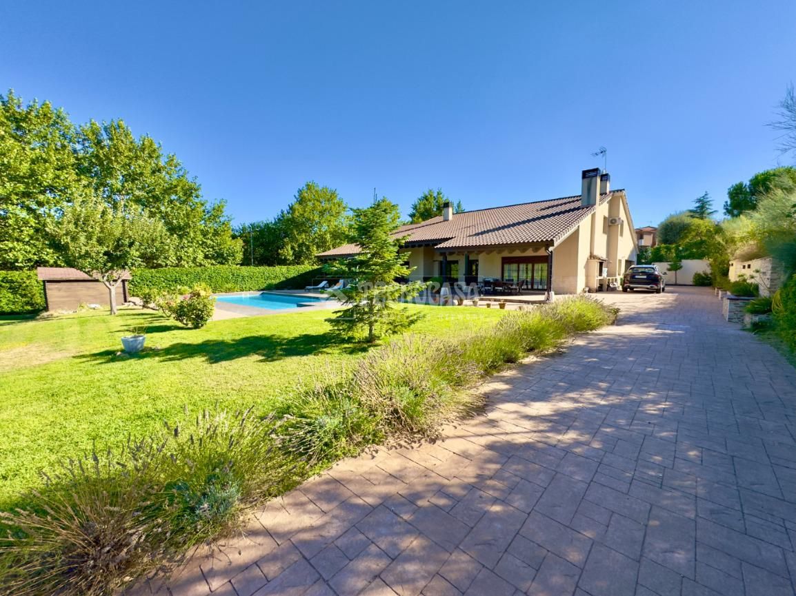 Exterior view of House or chalet for sale in Cabanillas del Campo  with Air Conditioner, Heating and Terrace