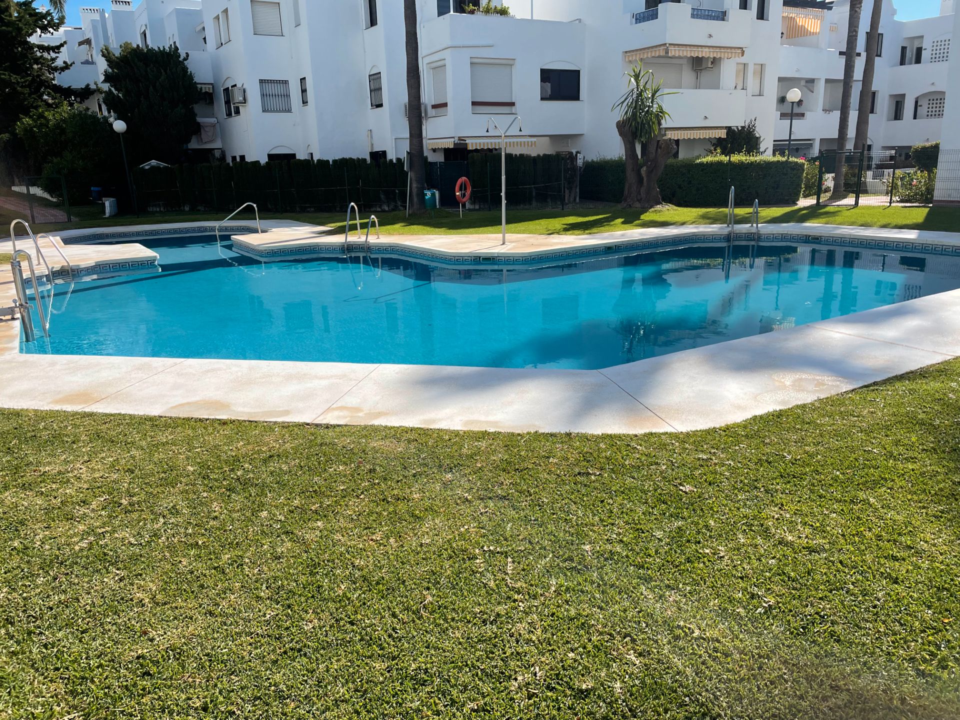 Piscina de Apartament en venda en Estepona amb Aire condicionat, Terrassa i Moblat