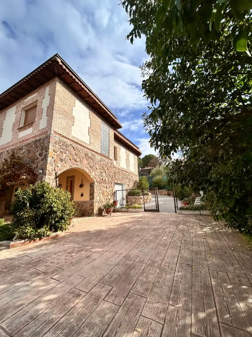 Vista exterior de Casa o xalet en venda en Santa Cruz del Retamar amb Aire condicionat, Calefacció i Jardí privat