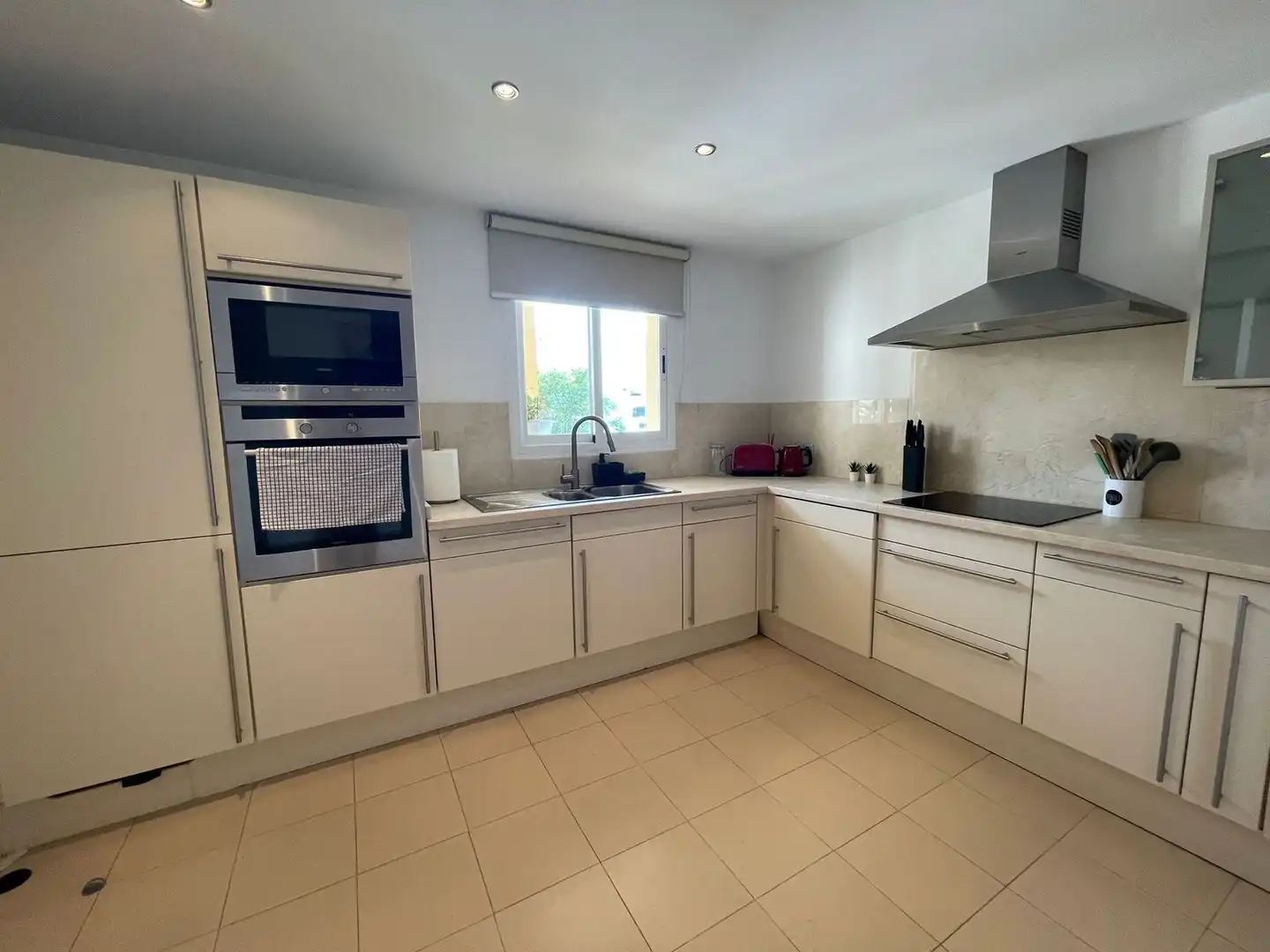 Cocina de Apartamento en venta en Benahavís con Terraza, Amueblado y Piscina comunitaria