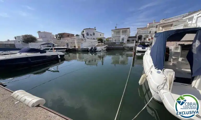 Vista exterior de Casa adosada en venda en Empuriabrava amb Jardí privat i Moblat