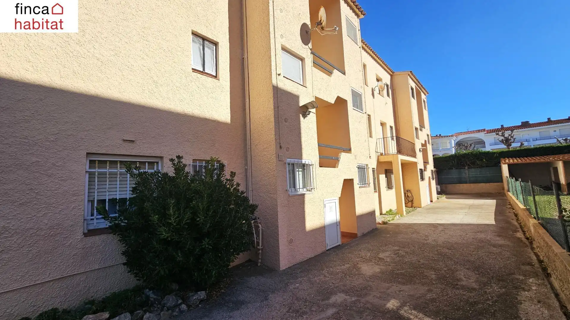 Vista exterior de Apartamento en venta en L'Estartit con Terraza