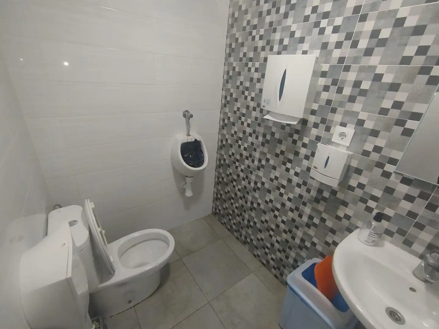 Baño de Local en traspaso en Manises con Aire acondicionado