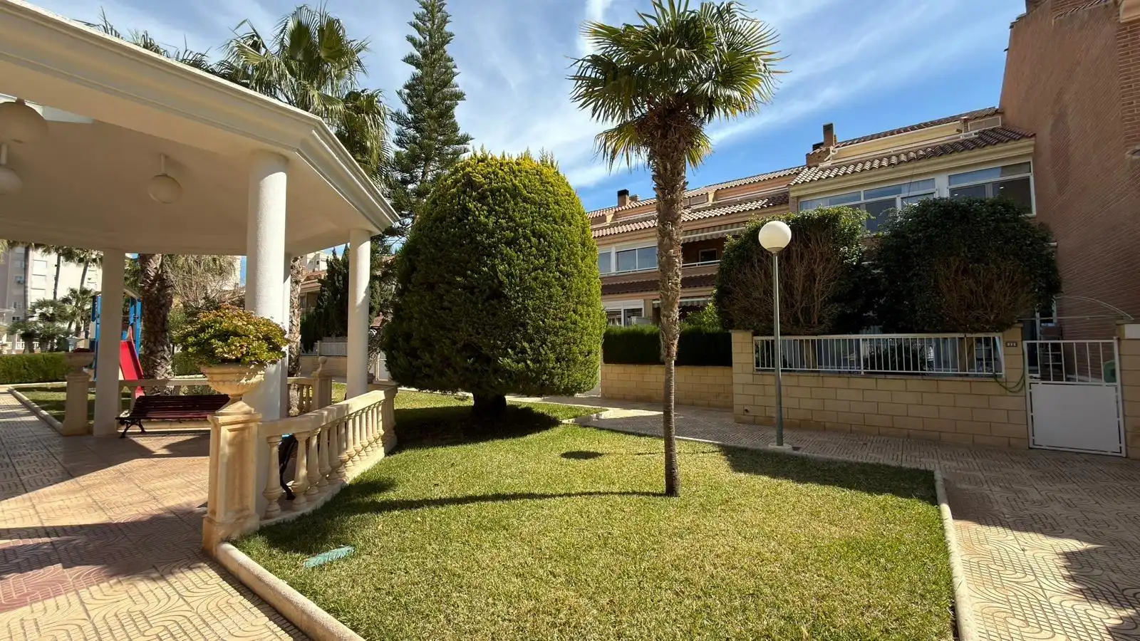 Vista exterior de Casa o chalet en venta en Alicante / Alacant con Aire acondicionado, Calefacción y Jardín privado