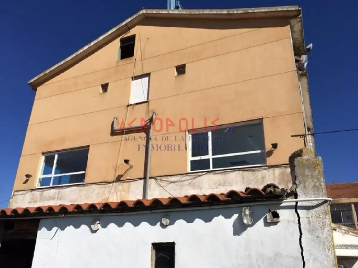 Buildings for sale in Roperuelos del Páramo, León