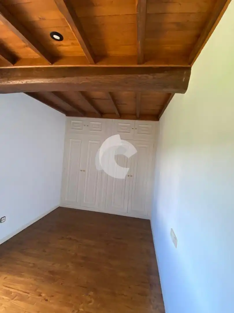 Dormitori de Casa o xalet en venda en San Cibrao das Viñas amb Calefacció, Jardí privat i Parquet