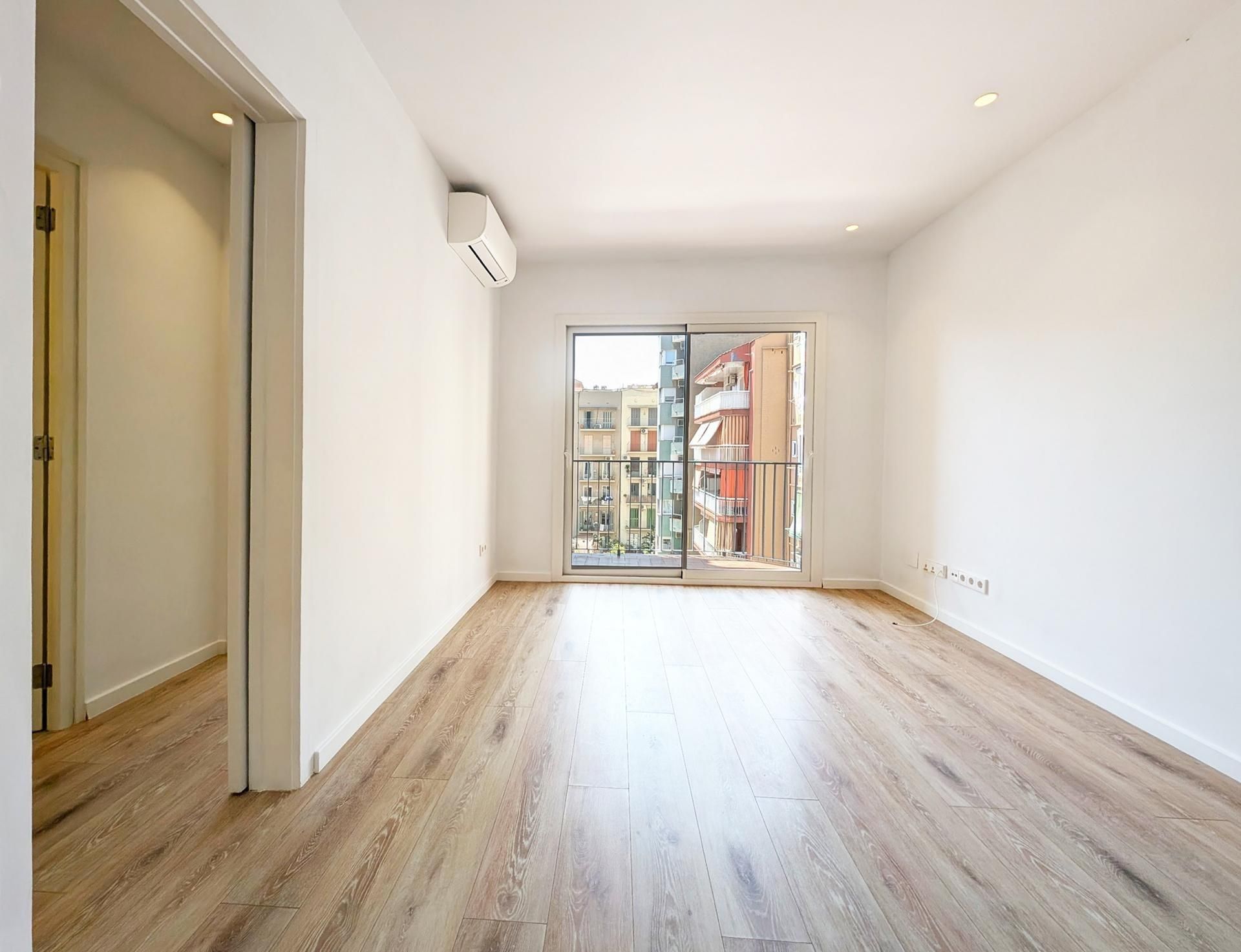 Bedroom of Flat for sale in  Barcelona Capital  with Air Conditioner, Heating and Parquet flooring