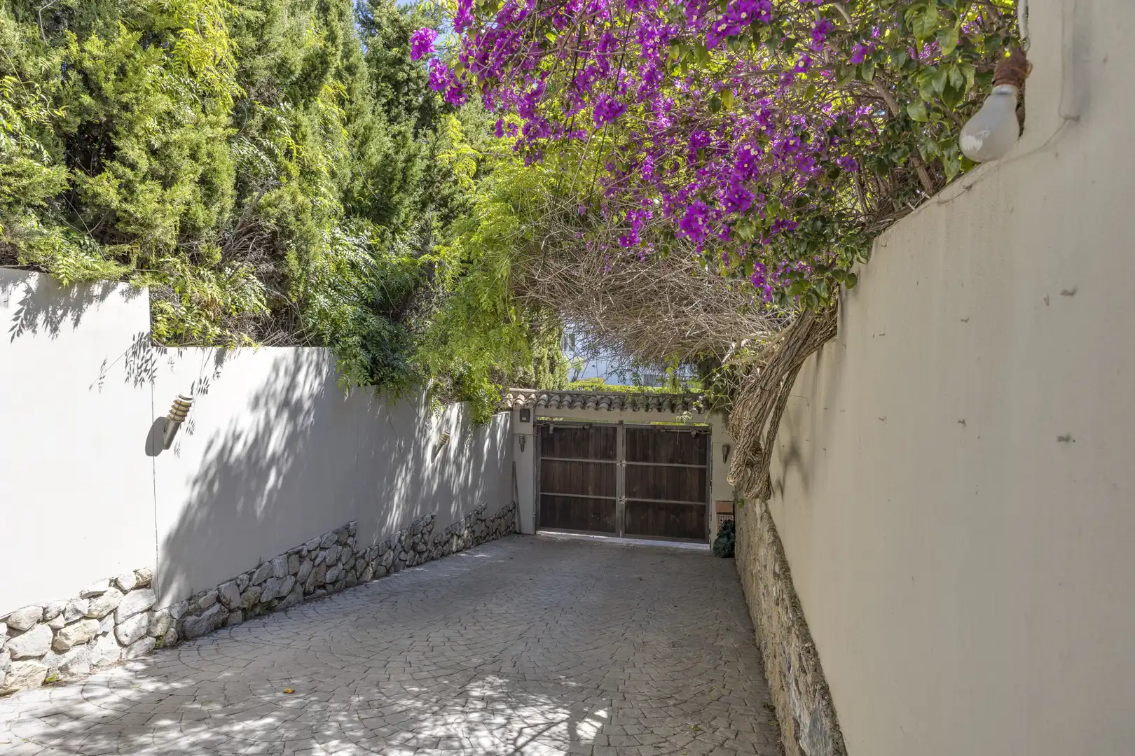 Vista exterior de Casa o xalet en venda en Estepona amb Aire condicionat, Jardí privat i Terrassa