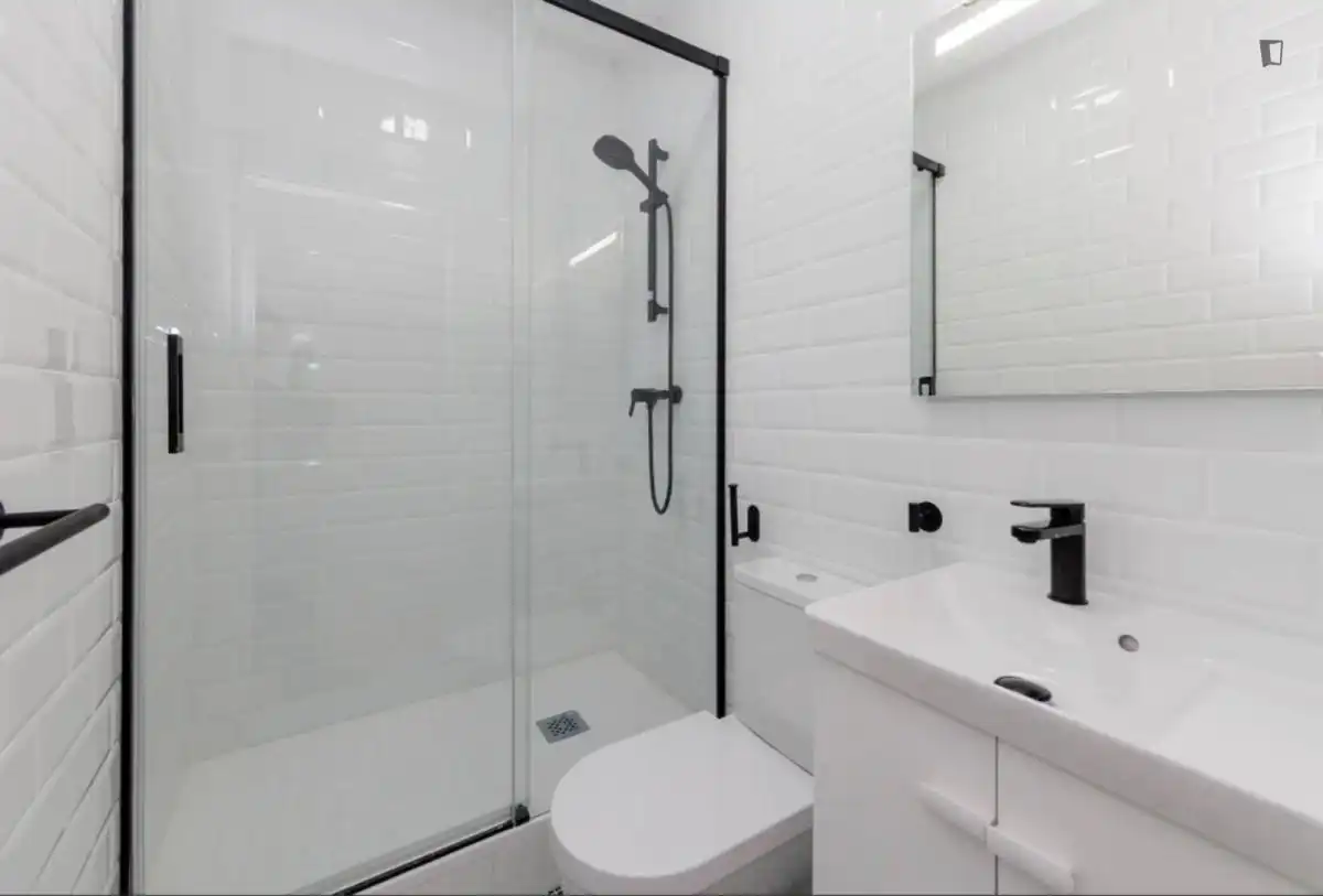Baño de Apartamento para compartir en L'Hospitalet de Llobregat con Amueblado, Horno y Lavadora