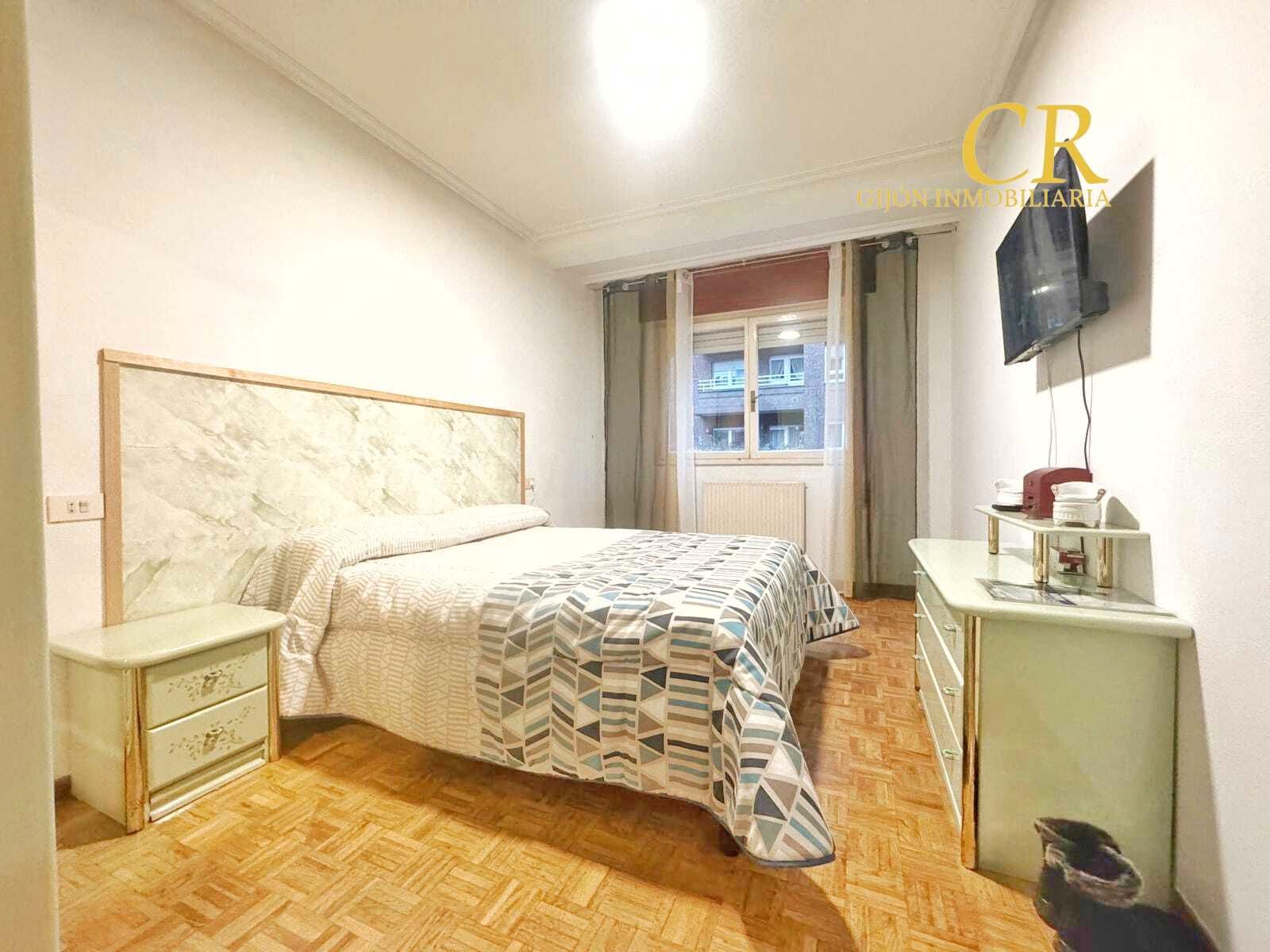 Dormitori de Pis en venda en Gijón  amb Calefacció i Moblat