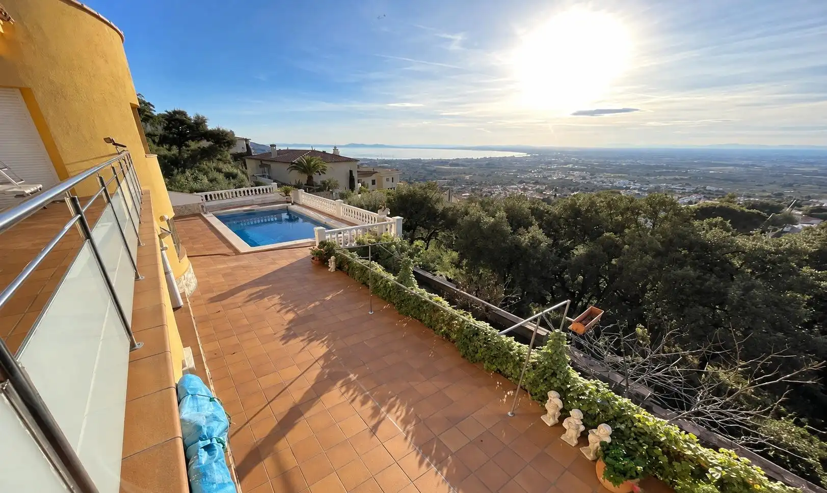 Vista exterior de Casa o xalet en venda en Roses amb Jardí privat, Terrassa i Balcó